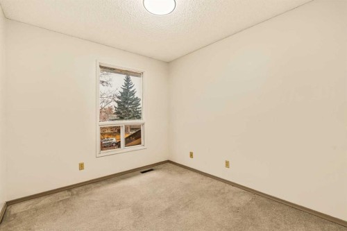4716B 44 Avenue Ne, Calgary, AB - Indoor Photo Showing Other Room
