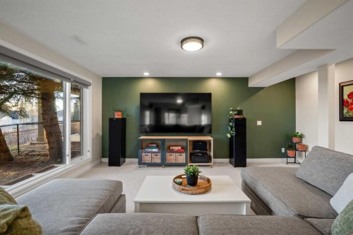 242 Tuscany Ridge Park Nw, Calgary, AB - Indoor Photo Showing Living Room