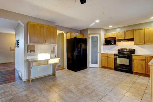 5 Inverness Court Se, Calgary, AB - Indoor Photo Showing Kitchen