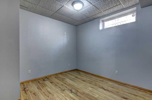 5 Inverness Court Se, Calgary, AB - Indoor Photo Showing Other Room