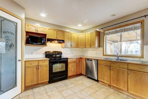 5 Inverness Court Se, Calgary, AB - Indoor Photo Showing Kitchen With Double Sink
