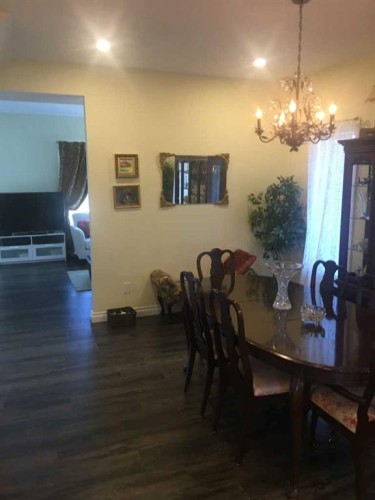 1100 Bayview Gardens Sw, Airdrie, AB - Indoor Photo Showing Dining Room