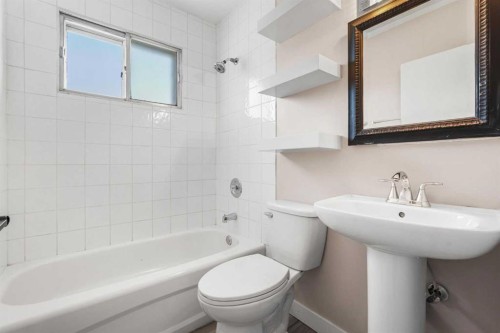 1624 26 Avenue Sw, Calgary, AB - Indoor Photo Showing Bathroom