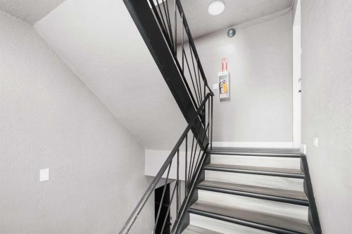 1624 26 Avenue Sw, Calgary, AB - Indoor Photo Showing Other Room