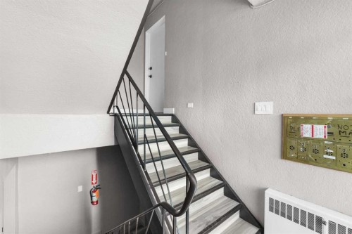 1624 26 Avenue Sw, Calgary, AB - Indoor Photo Showing Other Room