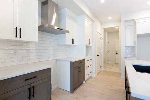 53 Creekside Passage Sw, Calgary, AB - Indoor Photo Showing Kitchen