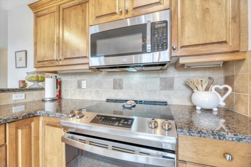 64 Discovery Woods Villas Sw, Calgary, AB - Indoor Photo Showing Kitchen