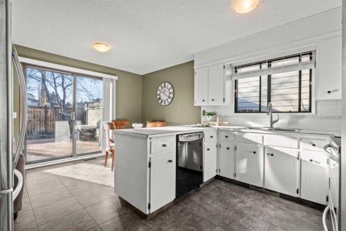 15 Beacham Rise Nw, Calgary, AB - Indoor Photo Showing Kitchen