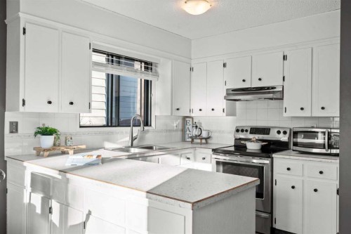 15 Beacham Rise Nw, Calgary, AB - Indoor Photo Showing Kitchen