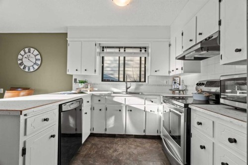 15 Beacham Rise Nw, Calgary, AB - Indoor Photo Showing Kitchen With Upgraded Kitchen