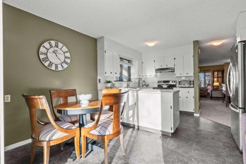 15 Beacham Rise Nw, Calgary, AB - Indoor