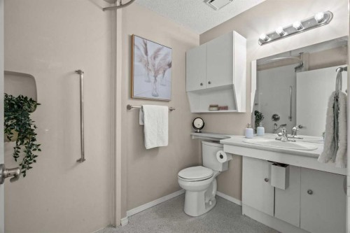 15 Beacham Rise Nw, Calgary, AB - Indoor Photo Showing Bathroom