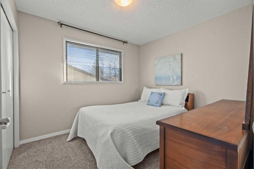 15 Beacham Rise Nw, Calgary, AB - Indoor Photo Showing Bedroom