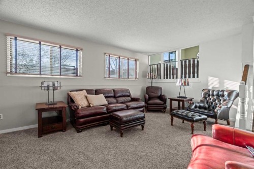 15 Beacham Rise Nw, Calgary, AB - Indoor Photo Showing Living Room