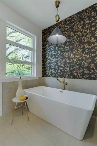 3444 Lane Crescent Sw, Calgary, AB - Indoor Photo Showing Bathroom