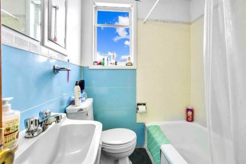 112 29 Avenue Nw, Calgary, AB - Indoor Photo Showing Bathroom