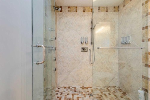 203 Edgeland Road Nw, Calgary, AB - Indoor Photo Showing Bathroom