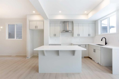 49 Creekside Passage Sw, Calgary, AB - Indoor Photo Showing Kitchen