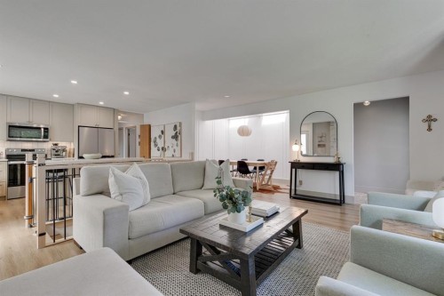840 Archwood Road Se, Calgary, AB - Indoor Photo Showing Living Room