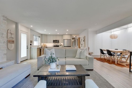 840 Archwood Road Se, Calgary, AB - Indoor Photo Showing Living Room