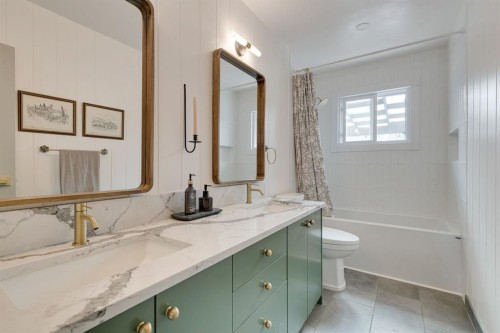 840 Archwood Road Se, Calgary, AB - Indoor Photo Showing Bathroom