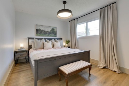 840 Archwood Road Se, Calgary, AB - Indoor Photo Showing Bedroom