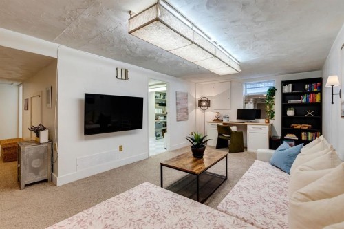 840 Archwood Road Se, Calgary, AB - Indoor Photo Showing Living Room