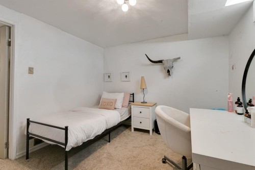 840 Archwood Road Se, Calgary, AB - Indoor Photo Showing Bedroom