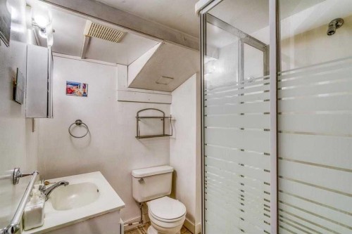 1816 27 Avenue Sw, Calgary, AB - Indoor Photo Showing Bathroom