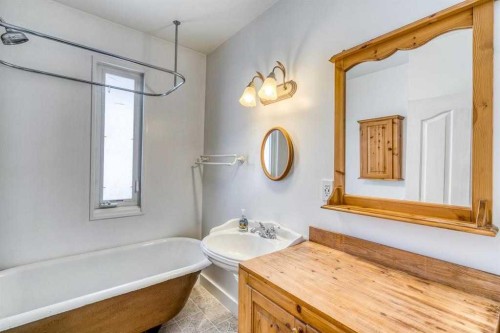 1816 27 Avenue Sw, Calgary, AB - Indoor Photo Showing Bathroom