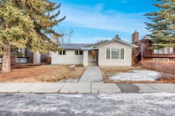 16 Thornwood Close NW Calgary, AB T2K 5K3