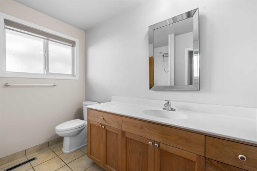 5116 Valiant Place Nw, Calgary, AB - Indoor Photo Showing Bathroom