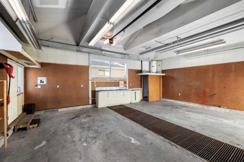 5116 Valiant Place Nw, Calgary, AB - Indoor Photo Showing Garage