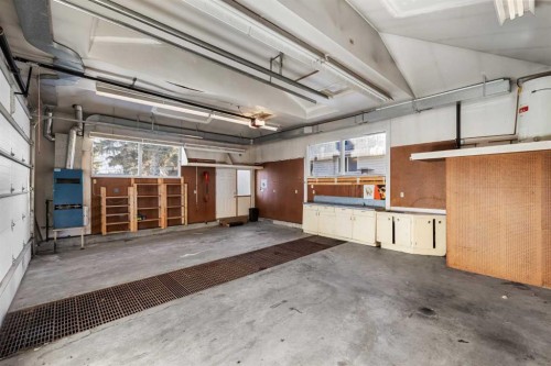 5116 Valiant Place Nw, Calgary, AB - Indoor Photo Showing Garage