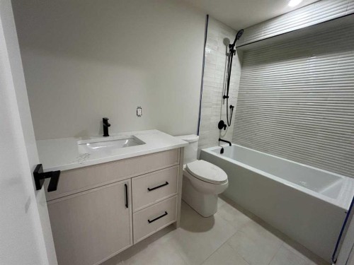 5616 Lodge Crescent Sw, Calgary, AB - Indoor Photo Showing Bathroom