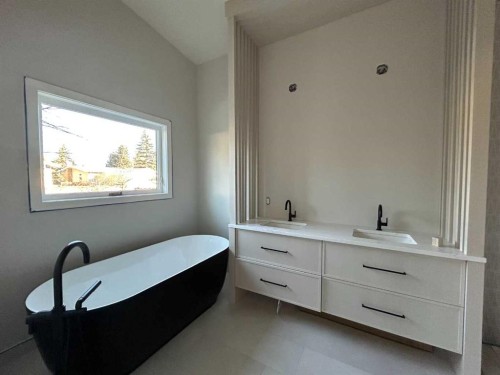 5616 Lodge Crescent Sw, Calgary, AB - Indoor Photo Showing Bathroom