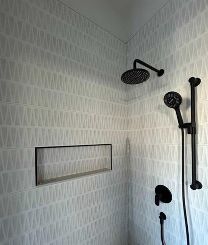 5616 Lodge Crescent Sw, Calgary, AB - Indoor Photo Showing Bathroom