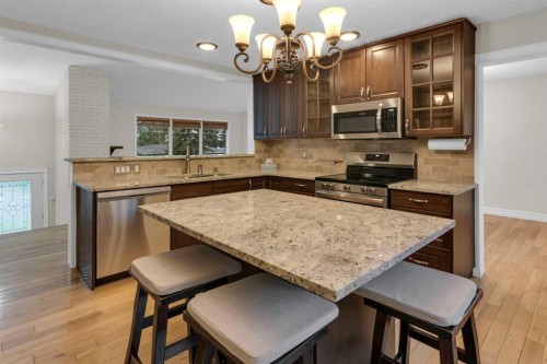 119 Cantrell Place Sw, Calgary, AB - Indoor Photo Showing Kitchen