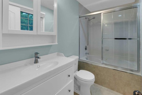 119 Cantrell Place Sw, Calgary, AB - Indoor Photo Showing Bathroom
