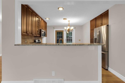 119 Cantrell Place Sw, Calgary, AB - Indoor Photo Showing Kitchen