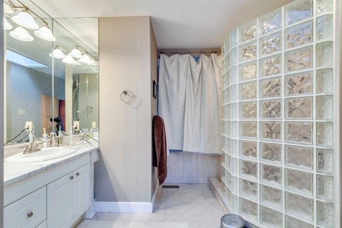 3028 1 Street Sw, Calgary, AB - Indoor Photo Showing Bathroom