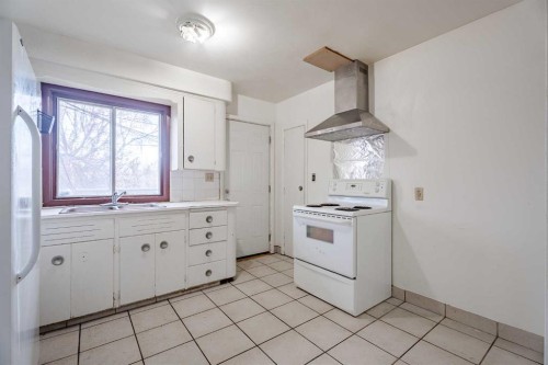 2472 Capitol Hill Crescent Nw, Calgary, AB - Indoor Photo Showing Kitchen