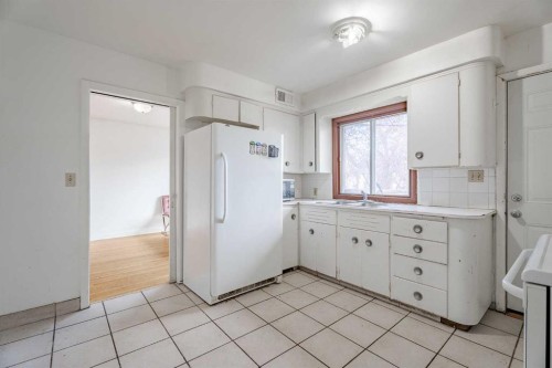 2472 Capitol Hill Crescent Nw, Calgary, AB - Indoor Photo Showing Kitchen