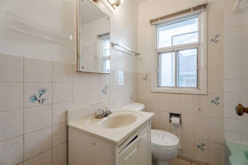 2472 Capitol Hill Crescent Nw, Calgary, AB - Indoor Photo Showing Bathroom