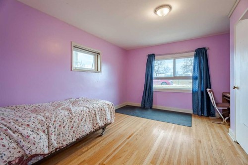 2472 Capitol Hill Crescent Nw, Calgary, AB - Indoor Photo Showing Bedroom
