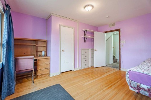 2472 Capitol Hill Crescent Nw, Calgary, AB - Indoor Photo Showing Bedroom