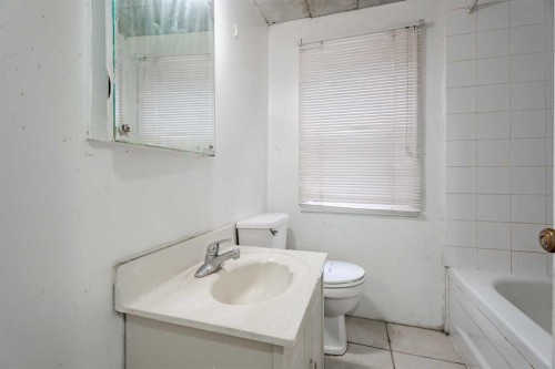 2472 Capitol Hill Crescent Nw, Calgary, AB - Indoor Photo Showing Bathroom