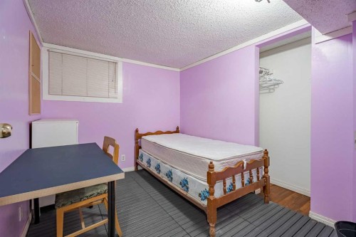 2472 Capitol Hill Crescent Nw, Calgary, AB - Indoor Photo Showing Bedroom