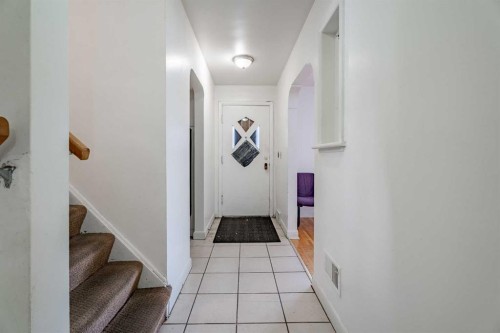 2472 Capitol Hill Crescent Nw, Calgary, AB - Indoor Photo Showing Other Room