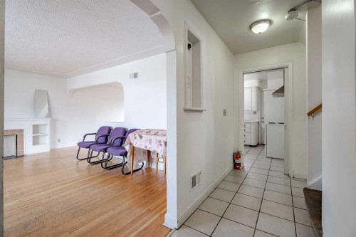 2472 Capitol Hill Crescent Nw, Calgary, AB - Indoor Photo Showing Other Room